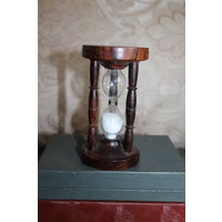 Песочные часы в деревянном корпусе, высота 13 см., на 9 минут.