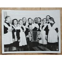 Фото из СССР. На школьном фестивале. 1957 г. 9х12 см.