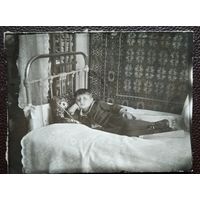 Фото девочки на кровати. 1930-40-е. 9х12 см