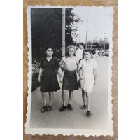 Фото трех девушек на прогулке. 1949 г. 5.5х8.5 см