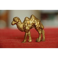 Статуэтка латунная " Верблюд "  ( высота 4,5 см , длинна 6 см )