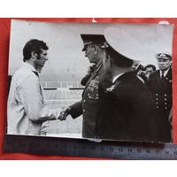 РЕДКОЕ фото министра обороны СССР маршала Гречко на крейсере Киев 1975г поздравляет летчика испытателя Кононенко