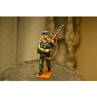 Оловянный солдатик миниатюра 1:32 с буклетом Del Prado десантник ВДВ СССР начало 1980-х