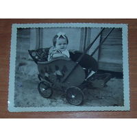 Старое фото "ребенок в коляске"