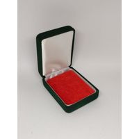 Футляр для монет универсальный бархатный зеленый с красным ложементом (50х65 мм.)