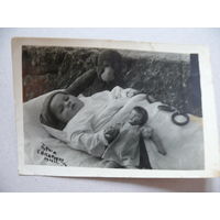 Фотография (6). Мальчик в кроватке с игрушками; май 1941 г., Крым. Евпатоия, санаторий им. Дзержинского.