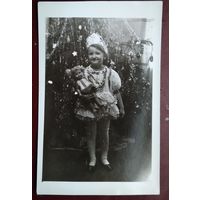 Фото. Девочка-снегурочка с куклой. 1972 г. 9х14 см