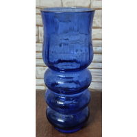 Ваза,  выдувное фигурное синее кобальтовое стекло, 1970-1979 гг., высота 20 см.