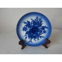 Тарелка настенная фарфоровая Синие цветы Германия диаметр 19.5 см.