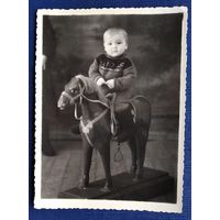 Фото мальчика на игрушечной лошадке. 1956 г. 8х11 см.