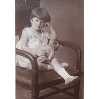 Девочка и плюшевый мишка из Вильны 1920-е годы