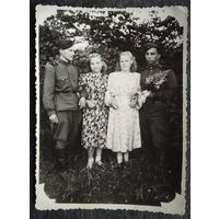 Фото солдат с девушками. 1950-е. 8.5х11см.