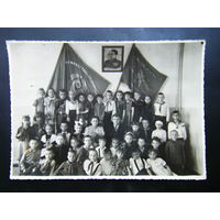 Вступление в пионеры. Групповое фото на фоне знамён и портрета Сталина.