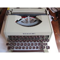 Портативная печатная машинка "Оливетти" с латинским шрифтом (в чехле для переноски)