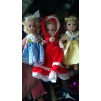 Три маленькие фарфоровые куколки.
