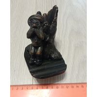 Карандашница-скульптура Гном у пня. Металл. Высота - 10,5 см. Вес - 245 гр.