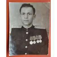 Фото офицера с медалями. 8х10.5 см.