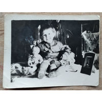 Фото ребенка с куклами. 9х12 см