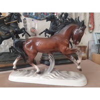 Статуэтка фарфоровая Лошадь (Жеребец, Мустанг), 26 см. Германия