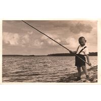 Фото. Юный рыбак. Дети. 1946 г. 10х16 см.