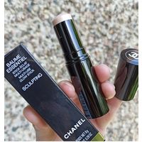 Кремовый хайлайтер в стике Chanel Baume Essentiel Multi-Use Glow Stick в оттенке Sculpting