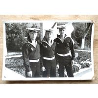 Фото трех матросов. 1970-е. 11х17.5 см.