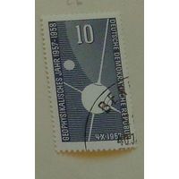 Спутник на фоне Луны. ГДР. Дата выпуска:1957-11-07