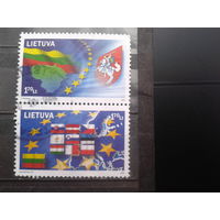 Литва 2004 Вступление в Евросоюз, герб Литвы и флаги стран, сцепка