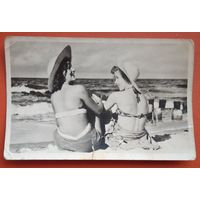 Старая немецкая открытка. Две дамы на пляже.  E.Schulz Erben, Bad Salzungen. Auslese-Bild-Verlag