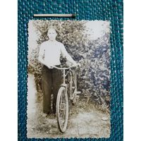 Фотография. Юноша и велосипед. Ретро СССР.