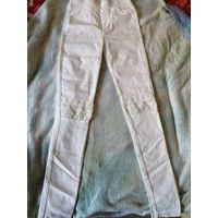 Белые джинсы с кружевными вставками, на стройную девочку, длина изделия  93 см