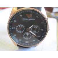 Часы кварцевые Emporio Armani в рабочем состоянии.