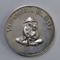 Настольная медаль 1972г. Вьетнам. Диаметр 4 см.