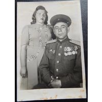 Фото "Бравый майор с боевыми наградами с женой", 1946 г.