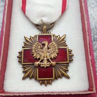 Почётный знак Польского Красного Креста P.C.K. Выпускался с 1945 по 1991 год