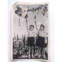 Дети на демонстрации 1 Мая. Фотооткрытка. 1960
