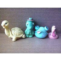 Резиновые игрушки: черепаха, крокодил Гена в шляпе, зелёная лягушка квакша и змея трубач-саксофонист.
