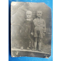 Фото двух детей. 1930-е. 5.5х8 см.