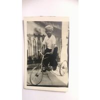 Довоенное фото мальчика на трёхколёсном велосипеде.