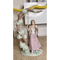 Фарфоровая статуэтка Девушка на качели Европа