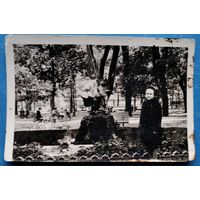 Минск. Фото на Центральной площади. Фонтан "Мальчик с лебедем". 1960-е. 6х9 см.