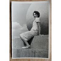 Минск. Фото женщины на набережной Свислочи. 1950-е. 12х18 см.