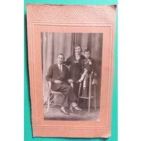 Фото "Семья", 1920-1930-е гг., Гомель (без паспарту 15,5*10,5 см, с паспарту 24*14 см)