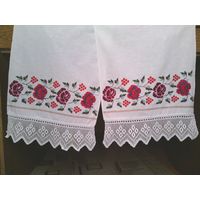 Рушник с вышивкой и кружевами.