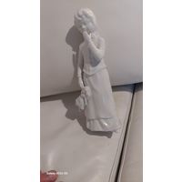 Скульптура форфоровая белая девочка с куклой
