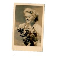 Почтовая фото карточка " Девушка с розами" Германия 1945г