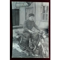 Фото военного на мотоцикле. 1967 г. 6х9 см.