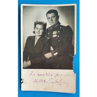 Фото старшего лейтенанта с женщиной. 1948 г.  8.5х13.5 см.
