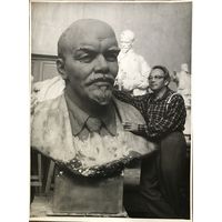 Студийное фото З.Азгура за работой. 1950-60г. 30/40см.