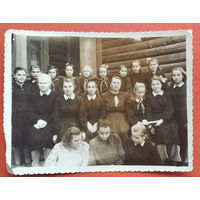 Фото учениц 6 класса детдома N 2. Плещеницы. 1953 г.